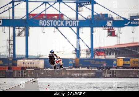 Rostock, Germania. 20 Giugno 2021. Un wakeboarder salta sul fiume Warnow presso l'IGA Park Rostock. Il wakeboard a 6 alberi del parco acquatico di IGA Park è il primo nel suo genere nel Meclemburgo-Vorpommern e il primo parco acquatico in un fiume d'Europa. Questo fine settimana segna l'inizio delle vacanze estive nel Meclemburgo-Vorpommern. Credit: Frank Hormann/dpa/Alamy Live News Foto Stock