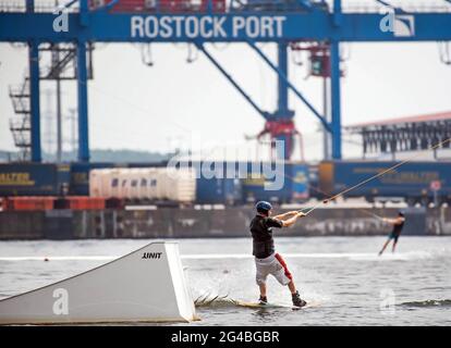 Rostock, Germania. 20 Giugno 2021. Un wakeboarder scivola sul Warnow all'IGA Park Rostock. Il wakeboard a 6 alberi del parco acquatico di IGA Park è il primo nel suo genere nel Meclemburgo-Vorpommern e il primo parco acquatico in un fiume d'Europa. Questo fine settimana segna l'inizio delle vacanze estive nel Meclemburgo-Vorpommern. Credit: Frank Hormann/dpa/Alamy Live News Foto Stock