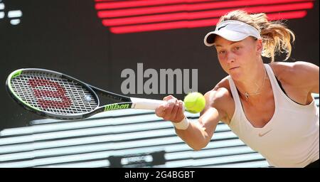 Berlino, Germania. 20 Giugno 2021. Tennis: WTA Tour, Singles, finale Samsonova (Russia) - Bencic (Svizzera) allo Stadio Steffi Graf. Ludmilla Samsonova in azione. Credit: Wolfgang Kumm/dpa/Alamy Live News Foto Stock