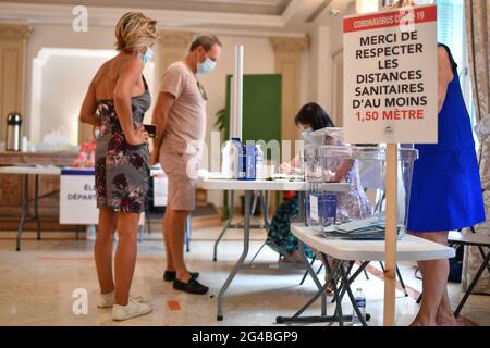 Cannes, Francia. 20 Giugno 2021. Illustrazione del primo turno francese delle elezioni regionali e dipartimentali 2021, nel municipio di Cannes, Francia, il 20 giugno 2021. Photo by Lionel Urman/ABACAPRESS.COM Credit: Abaca Press/Alamy Live News Foto Stock