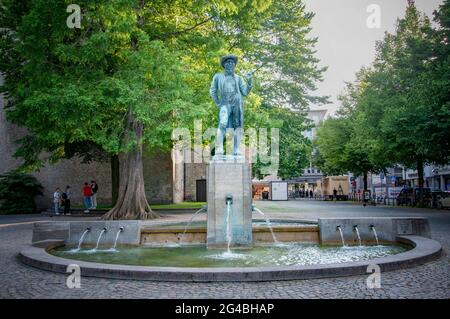 BIELEFELD, GERMANIA. 12 GIUGNO 2021. Leineweber fontana commemorativa. Old Town Church Park. Foto Stock