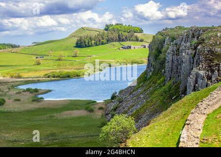 Crag Lough e Highshield Crass si vedevano su una sezione del sentiero nazionale a lunga distanza costruito dai romani, il sentiero che costeggia le mura di Adriano nel Northumberland UK Foto Stock