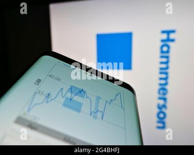 Persona che tiene il telefono mobile con il Web page della società britannica di sviluppo di proprietà Hammerson plc su schermo con il logo. Mettere a fuoco il centro del display del telefono. Foto Stock