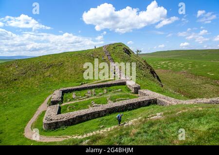 Milecastle 39 castello nick, guardando verso Peel crag sul muro romano Adriano lungo percorso nazionale sentiero pedonale nel Northumberland Inghilterra Foto Stock