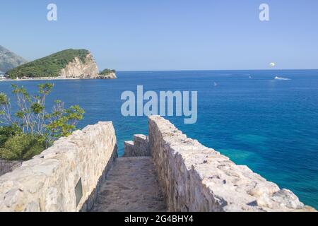 Vista dell'isola Sveti Nikola dalla piattaforma di osservazione della Cittadella nella città vecchia. Budva, Montenegro. Foto Stock