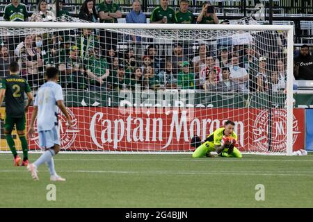 Legno Goalkeeper Steve Clark fa un risparmio. Il Portland Timbers Football Club ha sconfitto lo Sporting KC (Kansas City) 2-1 al Providence Park di Portland, Oregon, il 19 giugno 2021, con una folla per la prima volta consentita al 80% della capacità. Portland ha superato un deficit all'inizio del 1-0 con due obiettivi del primo semestre di Dairon Asprilla e Marvin Loria. (Foto di John Rudoff/Sipa USA) Foto Stock