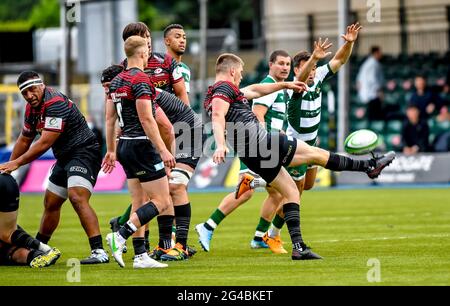 Londra, Regno Unito. 20 Giugno 2021. Owen Farrell di Saracens dà il via alla palla durante la partita finale della seconda tappa del Greene King IPA Championship tra Saracens e Ealing Trailfinders allo StoneX Stadium di Londra, Inghilterra, il 20 giugno 2021. Foto di Phil Hutchinson. Solo per uso editoriale, è richiesta una licenza per uso commerciale. Nessun utilizzo nelle scommesse, nei giochi o nelle pubblicazioni di un singolo club/campionato/giocatore. Credit: UK Sports Pics Ltd/Alamy Live News Foto Stock