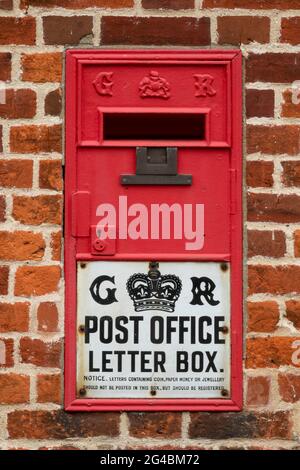 Casella di lettera dell'ufficio postale da re George 5th insieme in un muro di mattoni Foto Stock