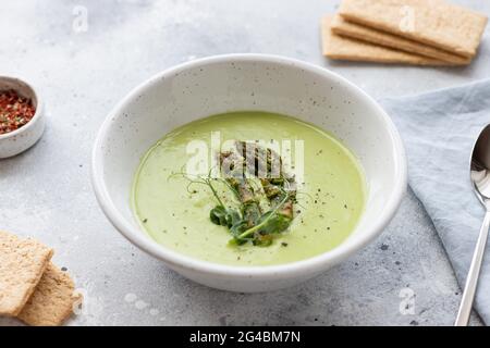 zuppa di crema di asparagi in recipiente in ceramica Foto Stock