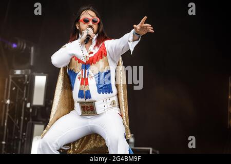 Donington Park, Leicestershire, Regno Unito. 20 Giugno 2021. Elvana si esibir in diretta sul palco del Download Pilot Festival, Regno Unito. L'evento pilota è un festival di campeggio con 10,000 posti e fa parte della seconda fase del programma governativo di ricerca sugli eventi. Il primo festival del fine settimana completo con i campeggiatori nel Regno Unito dal blocco di marzo 2020. Tutti i presenti in loco avranno effettuato un test del flusso laterale prima dell'ingresso, hanno ricevuto un risultato negativo e avranno anche effettuato un test PCR. A tutti è permesso cantare, ballare e persino abbracciare senza una maschera o un allontanamento sociale. Credit: Andy Gallagher/Alamy Live News Foto Stock