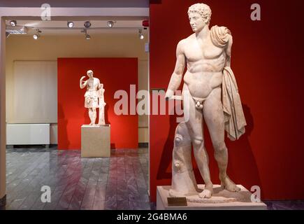 Statua di dio Hermes in primo piano, e sullo sfondo la statua dell'Artemide, dea della caccia, al museo archeologico di Messini, Grecia. Foto Stock