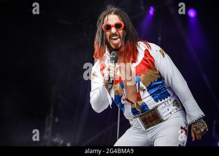 Donington Park, Leicestershire, Regno Unito. 20 Giugno 2021. Elvana si esibir in diretta sul palco del Download Pilot Festival, Regno Unito. L'evento pilota è un festival di campeggio con 10,000 posti e fa parte della seconda fase del programma governativo di ricerca sugli eventi. Il primo festival del fine settimana completo con i campeggiatori nel Regno Unito dal blocco di marzo 2020. Tutti i presenti in loco avranno effettuato un test del flusso laterale prima dell'ingresso, hanno ricevuto un risultato negativo e avranno anche effettuato un test PCR. A tutti è permesso cantare, ballare e persino abbracciare senza una maschera o un allontanamento sociale. Credit: Andy Gallagher/Alamy Live News Foto Stock