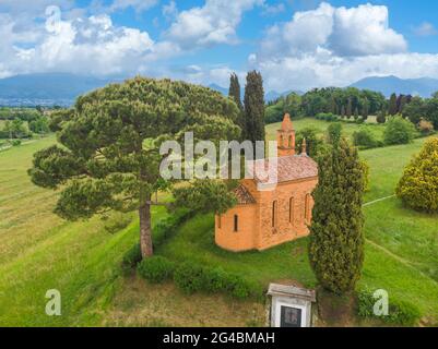 La chiesetta rossa di Pomelasca, Como, Italia Foto Stock