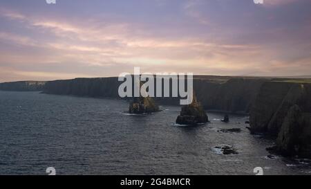 Duncansby Stacks nell'angolo nord-est della Scozia e della terraferma britannica Foto Stock