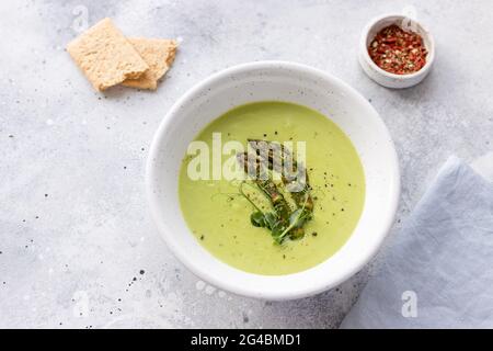 zuppa verde con asparagi e latte di cocco Foto Stock