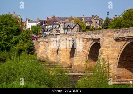 Il ponte sul fiume Tyne nel villaggio di Corbridge Northumberland Inghilterra costruito nel 1674 Foto Stock