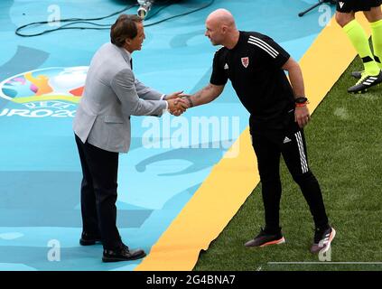 Il manager italiano Roberto Mancini saluta il direttore del custode del Galles Rob Page prima durante la partita UEFA Euro 2020 del Gruppo A allo Stadio Olimpico di Roma. Data immagine: Domenica 20 giugno 2021. Foto Stock