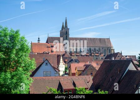 Rothenburg ob der Tauber, Franconia/Germania: Paesaggio urbano con la chiesa di San Giacomo vista dalle mura della città Foto Stock