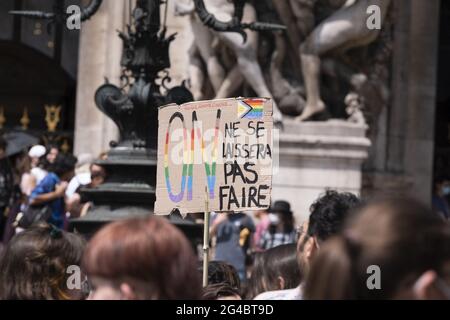 Parigi, Francia. 20 Giugno 2021. Una folla di manifestanti alla marcia durante l'orgoglio antirazzista e anticapitalista marcia a Parigi, in Francia, il 20 giugno 2021. Foto di Pierrick Villette/Avenir Pictures/ABACAPRESS.COM Credit: Abaca Press/Alamy Live News Foto Stock