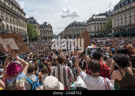 Parigi, Francia. 20 Giugno 2021. Una folla di manifestanti alla marcia durante l'orgoglio antirazzista e anticapitalista marcia a Parigi, in Francia, il 20 giugno 2021. Foto di Pierrick Villette/Avenir Pictures/ABACAPRESS.COM Credit: Abaca Press/Alamy Live News Foto Stock