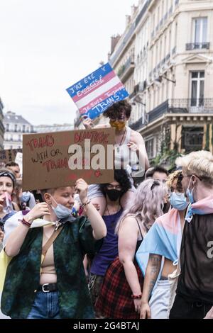 Parigi, Francia. 20 Giugno 2021. Una folla di manifestanti alla marcia durante l'orgoglio antirazzista e anticapitalista marcia a Parigi, in Francia, il 20 giugno 2021. Foto di Pierrick Villette/Avenir Pictures/ABACAPRESS.COM Credit: Abaca Press/Alamy Live News Foto Stock