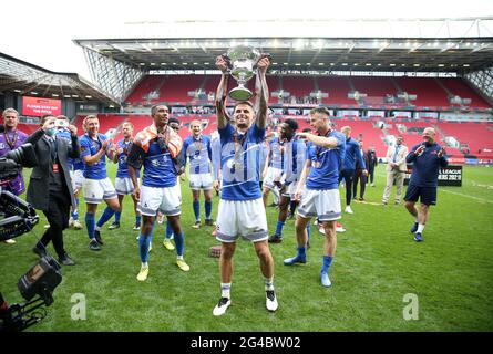 Hartlepool United's Gavan Holohan festeggia con il trofeo dopo aver vinto lo sparatutto e la promozione dopo la finale di gioco della Vanarama National League ad Ashton Gate, Bristol. Foto Stock