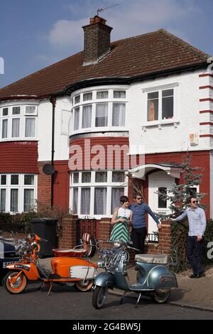 GREAT BRITAIN /England /London/The Mods preparatevi all'azione sulle loro Vespa e Lambrettas mentre pianificano il loro grande viaggio fuori. Foto Stock