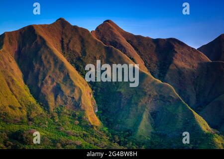 Panama paesaggio montano in ultima luce del sole sera sulle belle montagne Cerros los Picachos de Ola, provincia di Cocle, Repubblica di Panama. Foto Stock