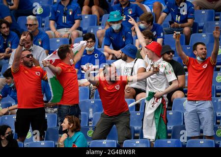 Roma, Italia. 20 Giugno 2021. I fan del Galles si acclamano durante la partita di calcio del Gruppo UEFA Euro 2020 TRA Italia e Galles allo stadio Olimpico di Roma (Italia), 20 giugno 2021. Photo Andrea Staccioli/Insifefoto Credit: Insifefoto srl/Alamy Live News Foto Stock