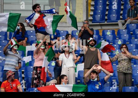 Roma, Italia. 20 Giugno 2021. I tifosi italiani si rallegrano durante la partita di calcio del Gruppo UEFA Euro 2020 TRA Italia e Galles allo stadio Olimpico di Roma (Italia), 20 giugno 2021. Photo Andrea Staccioli/Insifefoto Credit: Insifefoto srl/Alamy Live News Foto Stock