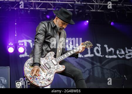 Donington Park, Leicestershire, Regno Unito. 20 Giugno 2021. I Wildhearts si esibiscono in diretta sul palco del Download Pilot Festival, Regno Unito. L'evento pilota è un festival di campeggio con 10,000 posti e fa parte della seconda fase del programma governativo di ricerca sugli eventi. Il primo festival del fine settimana completo con i campeggiatori nel Regno Unito dal blocco di marzo 2020. Tutti i presenti in loco avranno effettuato un test del flusso laterale prima dell'ingresso, hanno ricevuto un risultato negativo e avranno anche effettuato un test PCR. A tutti è permesso cantare, ballare e persino abbracciare senza una maschera o un allontanamento sociale. Credit: Andy Gallagher/Alamy Live News Foto Stock