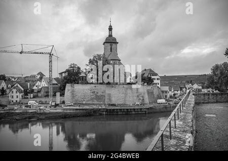 Chiesa di Regiswindis e cantiere stradale a Lauffen am Neckar, regione di Heilbronn, Baden-Württemberg, Germania. Foto Stock