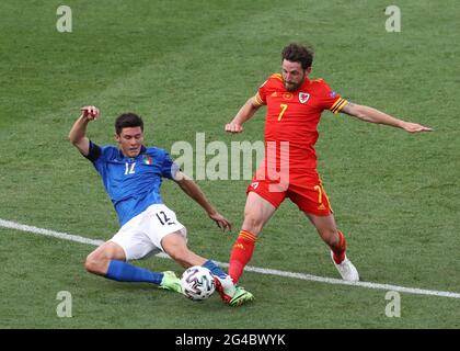 Roma, Italia, 20 giugno 2021. Joe Allen del Galles ha affrontato Matteo Pessina d'Italia durante la partita dei Campionati europei UEFA allo Stadio Olimpico di Roma. L'immagine di credito dovrebbe essere: Jonathan Moscop / Sportimage Foto Stock