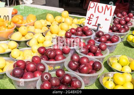 Ciotole di prugne per £1 libbra per la vendita al mercato agricolo delle pulci, Londra, greenwich, Regno Unito Foto Stock