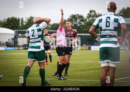 LONDRA, REGNO UNITO. IL 20 GIUGNO Owen Farrell di Saracens è lasciato frustrato dalla decisione della partita ufficiale durante la partita del Greene King IPA Championship tra Saracens e Ealing Trailfinders ad Allianz Park, Londra, domenica 20 giugno 2021. (Credit: Tom West | MI News) Credit: MI News & Sport /Alamy Live News Foto Stock