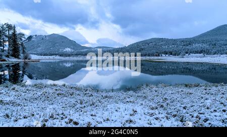 Sheep Lakes - una vista panoramica dei laghi di pecora in una serata tranquilla dopo una tempesta di neve di primavera. Rocky Mountain National Park, Colorado, Stati Uniti. Foto Stock