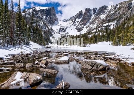 Spring Mountains - Vista panoramica primaverile di Hallett Peak e Flattop Mountain presso il lago Dream ancora più congelato, Rocky Mountain National Park, CO, USA. Foto Stock