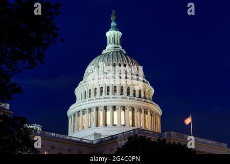 Capitol Dome di notte - una vista ravvicinata della cupola del Campidoglio degli Stati Uniti. Washington, D.C., Stati Uniti. Foto Stock