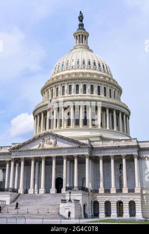 Il Capitol Building - Vista ravvicinata verticale della facciata est del Campidoglio degli Stati Uniti, con ufficiali di sicurezza in piedi davanti all'entrata. Foto Stock