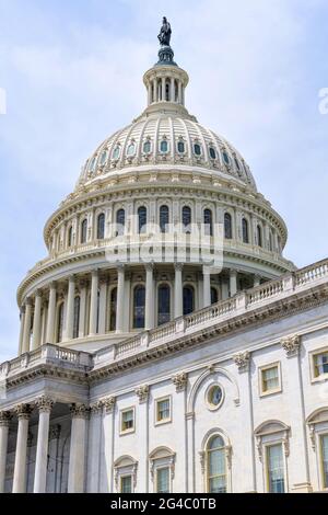 The Dome of the Capitol Building - Vista ravvicinata della cupola del Campidoglio degli Stati Uniti in una giornata di sole, Washington, D.C., USA. Foto Stock