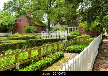 Spring Garden - Vista primaverile di mattina di uno dei molti giardini di cortile in Colonial Williamsburg, Williamsburg, Virginia, Stati Uniti. Foto Stock