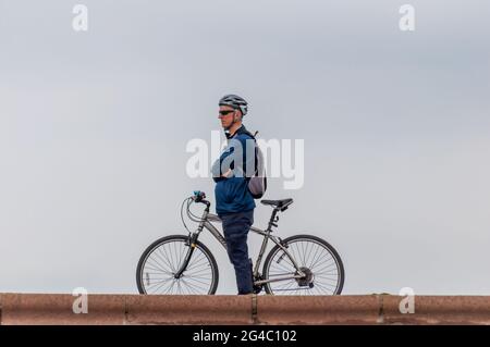 Irvine, Scozia, Regno Unito. 20 Giugno 2021. Regno Unito Meteo: Un ciclista su Irvine Beach. Credito: SKULLY/Alamy Live News Foto Stock