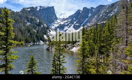 Spring Mountains - una vista panoramica primaverile di Hallett Peak e Flattop Mountain torreggianti sulla riva del Dream Lake, Rocky Mountain National Park, CO, USA. Foto Stock