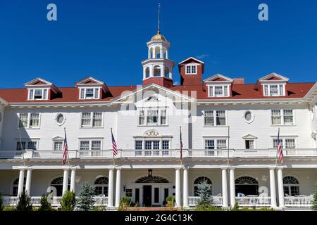 Stanley Hotel - UN closeup vista grandangolare della facciata anteriore del famoso Stanley Hotel in un luminoso sole giorno d'autunno a Estes Park, Colorado, Stati Uniti. Foto Stock