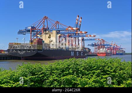 amburgo, germania - 2018-06-14: containership presso eurokai eurogate container terminal waltershof -- [credit: joachim affeldt - larger format availabl Foto Stock
