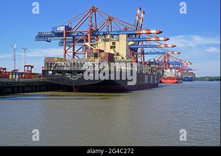 amburgo, germania - 2018-06-14: containership presso eurokai eurogate container terminal waltershof -- [credit: joachim affeldt - larger format availabl Foto Stock