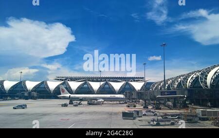 BANGKOK THAILANDIA - NOVEMBRE 2018 : Suvarnabhumi Airport view, parcheggio aereo al cancello passeggeri, collegare al cancello con ponte jet. Foto Stock