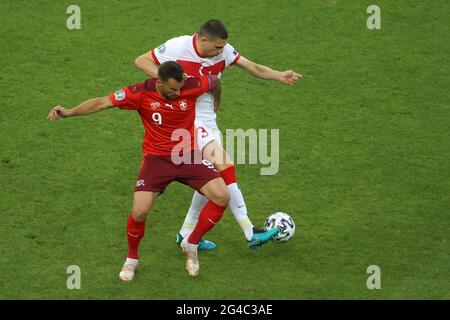 BAKU, AZERBAIGIAN - GIUGNO 20: Haris Seferovic della Svizzera, Merih Demiral della Turchia durante la partita UEFA Euro 2020 tra la Svizzera e la Turchia allo Stadio Olimpico di Baku il 20 giugno 2021 a Baku, Azerbaigian (Foto di /Orange Pictures) Credit: Orange Pics BV/Alamy Live News Foto Stock