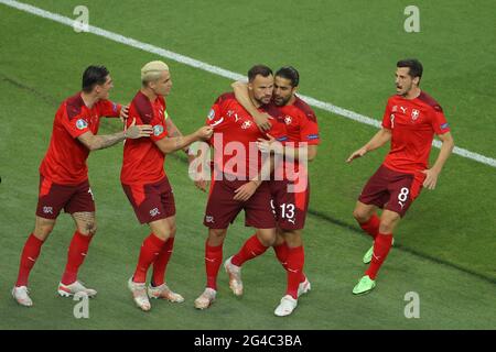 BAKU, AZERBAIGIAN - GIUGNO 20: Haris Seferovic della Svizzera festeggia il suo obiettivo con i suoi compagni di squadra durante la partita UEFA Euro 2020 tra la Svizzera e la Turchia allo Stadio Olimpico di Baku il 20 giugno 2021 a Baku, Azerbaigian (Foto di /Orange Pictures) Credit: Orange Pics BV/Alamy Live News Foto Stock