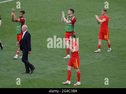 Roma, Italia, 20 giugno 2021. Un dealed Gareth Bale of Wales applaude i tifosi durante la partita dei Campionati europei UEFA allo Stadio Olimpico di Roma. L'immagine di credito dovrebbe essere: Jonathan Moscop / Sportimage Foto Stock